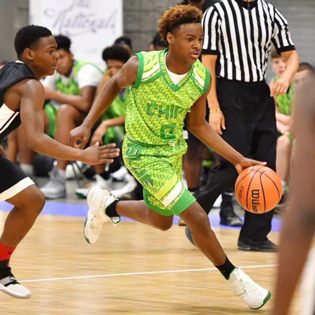 AIYOUXI-Faker重返赛场，表现优异首场状态出色，老鹰观众沸腾！引发球迷热议-AIYOUXI